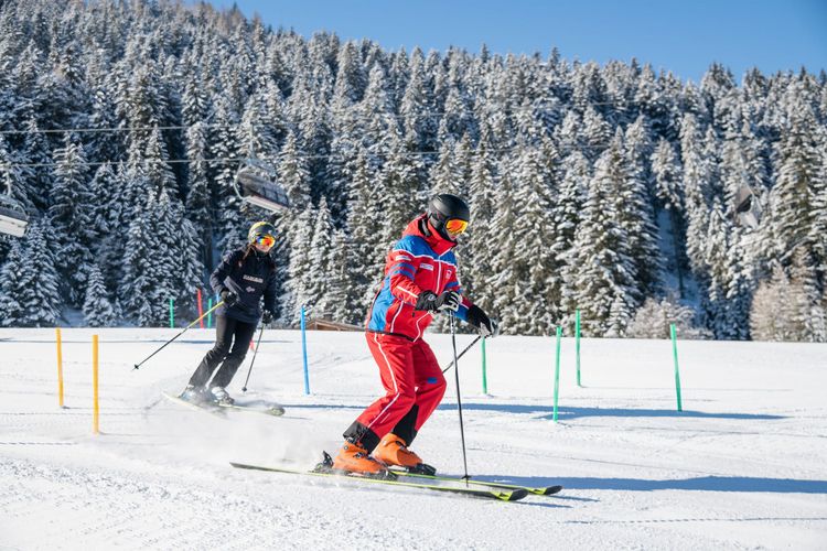 Kinder beim Skifahren im fortgeschrittenen Skikurs Maria Alm
