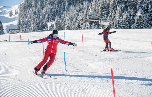 Skischule Maria Alm Fortgeschrittene Kinder mit Skilehrer auf der Piste