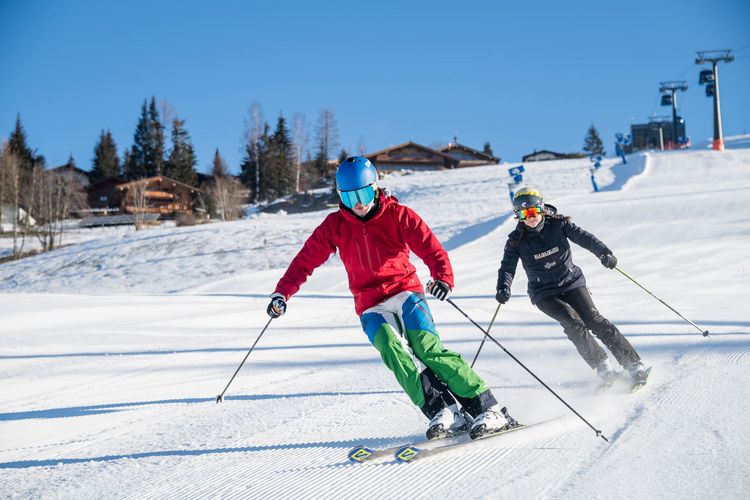 Skilehrer und Schülerin Privatunterricht auf der Piste Skischule Maria Alm