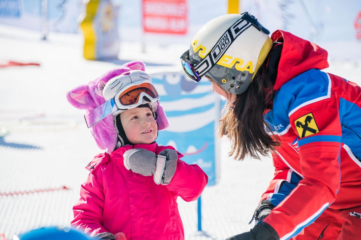 Skilehrerin mit Kind Skischule Maria Alm