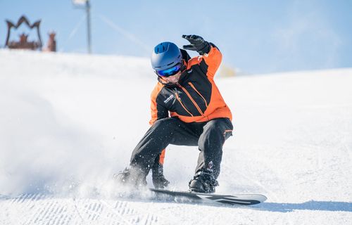Snowboarder auf der Piste Skischule Maria Alm