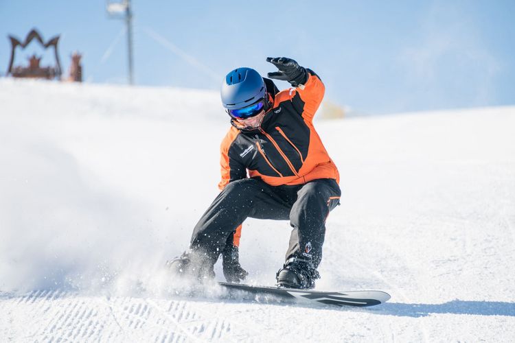 Snowboarder auf der Piste Skischule Maria Alm