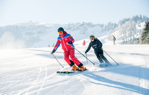 Skischule Maria Alm Skilehrer und Schüler auf der Piste 