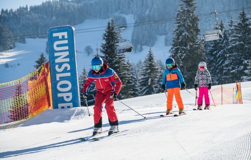 Fortgeschrittener Kinderskikurs auf der Piste Skischule Maria Alm