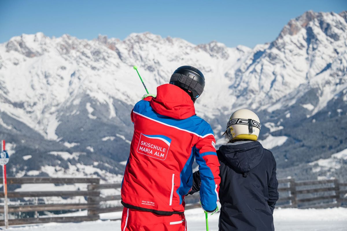 Privatunterricht auf der Piste mit Ausblick Skischule Maria Alm